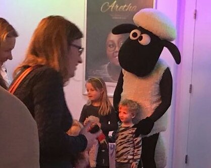 ShaunTheater's tweet photo. Shaun ontmoet het publiek na afloop van de voorstelling in @deschalm @ShaunTheater https://t.co/sy3JIWjZ27
