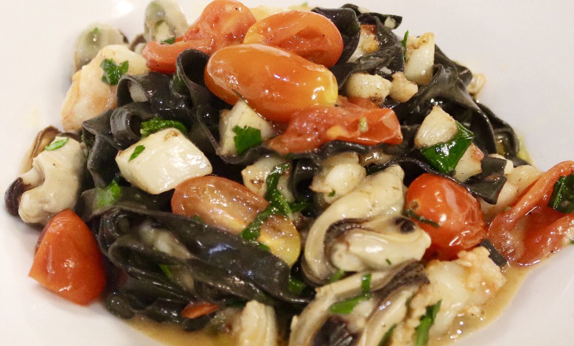 TheCrossingSTL's tweet photo. Squid squad. 😋 #mussels #gulfshrimp #cuttlefish #tomatoes #eevo #squidinktagliatelle #pasta #foodporn #pastaporn #squad #goodgawker #eater #tasty #gourmet #todayfood #yahoofood #likefoodus #foodbloggers #foodies #fialafood https://t.co/HDIF9SGcDr