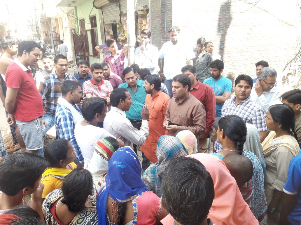 RajneshMatiala's tweet photo. सहयोग विहार कॉलोनी में विधायक गुलाब सिंह जी के साथ लोगों की पानी से सम्बंधित समस्याएं सुनी, जिनका जल्द से जल्द समाधान होगा. https://t.co/bgrn2OxA90