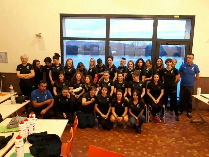On adore cette photo de plusieurs dizaines d’arbitres féminines regroupées en stage ce weekend au Temple sur Lot ! 😍