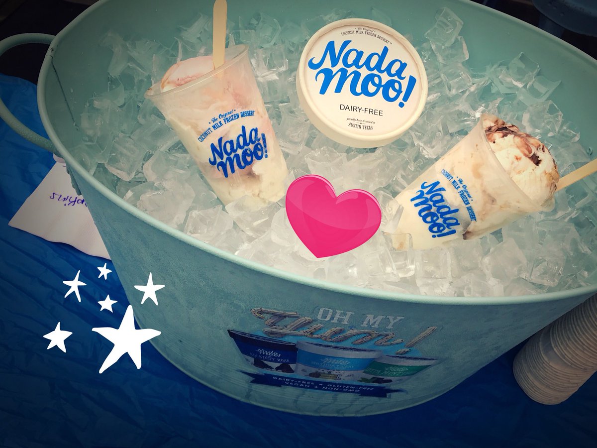 tweet2Este's tweet photo. #ohmyyum #delicious #strawberrycheesecake and #cookiedoughfudge #dairyfree #coconut #vegan #icecream @NadaMoo #scootinn #event today 🙌💕 https://t.co/NDGQISjnJA