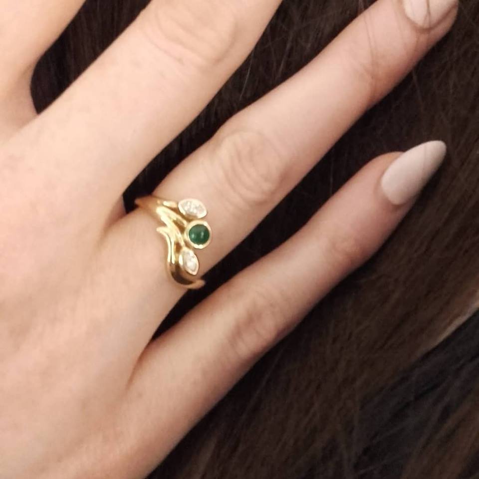 MadeInKilkenny's tweet photo. A sweet cabochon #Emerald with #Diamonds to make your day sparkle.
https://t.co/GDLNSf7YFX 
Hope you had a #HappySaintPatricksDay
#rudolfheltzel #handmade #mastergoldsmith #oneofakind  #kilkenny #irishdesign #ireland🍀 #irelandsancienteast #fashion #art #Ireland #jewelry #unique https://t.co/j4w24pi1Dc