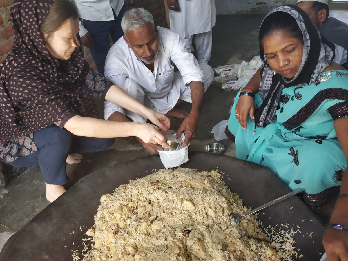 SufiAjmer's tweet photo. Langar at the Chilla of Khwaja Moinuddin Hasan Chishti ji🙏#GaribNawaz #SultanEHind #India Urs Ceremony feeding the poor now. https://t.co/YYqlm1WZb5