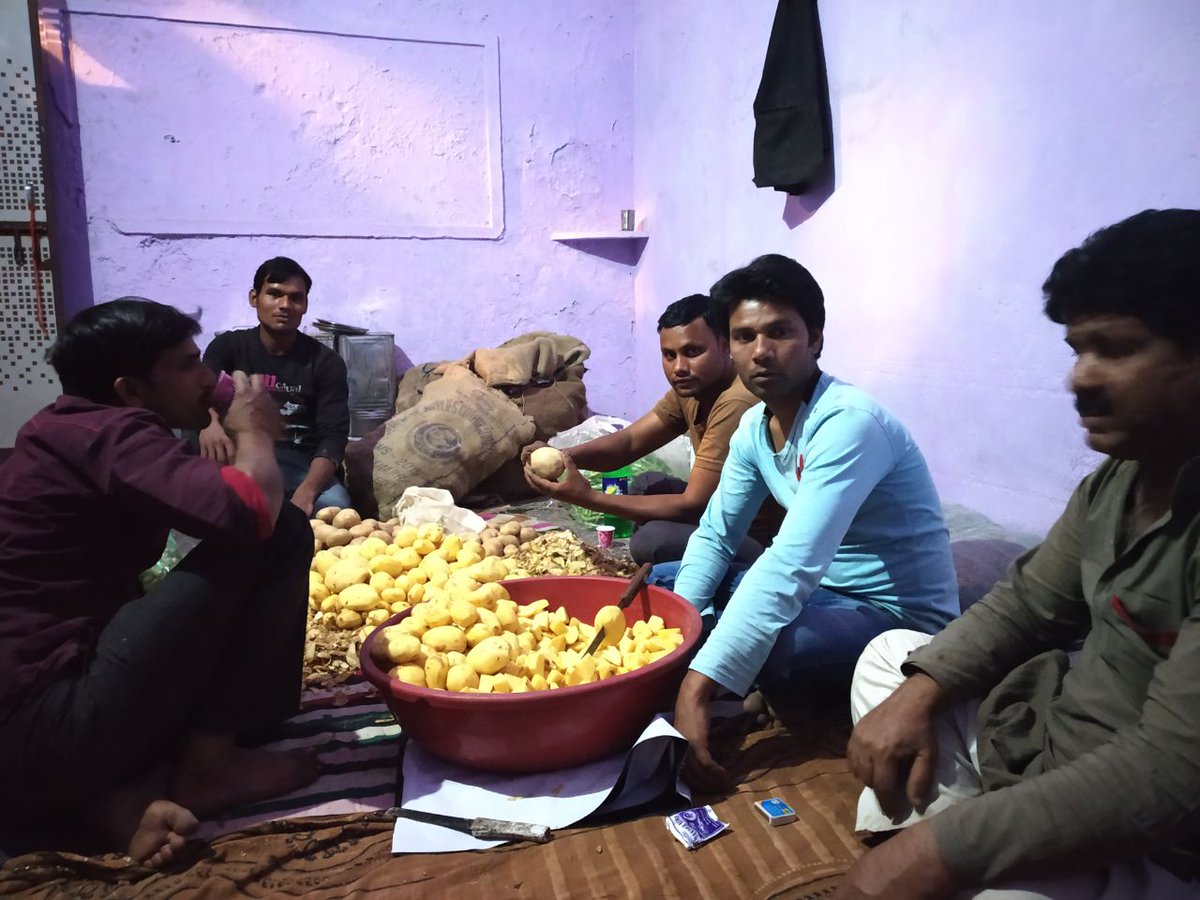 SufiAjmer's tweet photo. Langar at the Chilla of Khwaja Moinuddin Hasan Chishti ji🙏#GaribNawaz #SultanEHind #India Urs Ceremony feeding the poor now. https://t.co/YYqlm1WZb5
