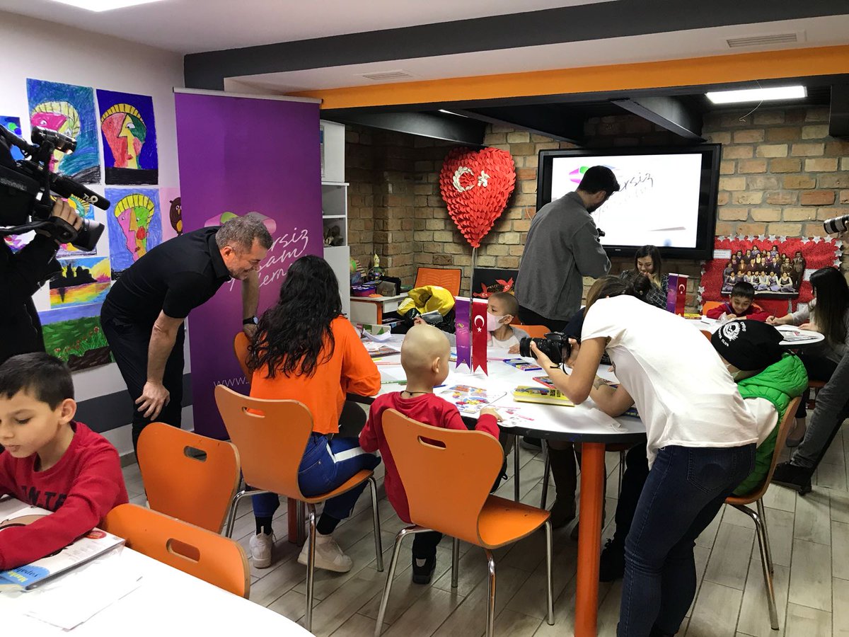 “Hayal et masken renklensin” projesi kapsamında tedavi gören çocuklarımızın, bu güzel organizasyonda onları yalnız bırakmayan dostlarımız @bestekokkdemir <a href="/UnYagmur/">Yağmur Ün</a> <a href="/aleynasolaker/">Aleyna Solaker</a> <a href="/sedef_sahin/">Sedef Şahin</a> Uzm. Psk. Tuğba Yağan <a href="/DilaraDuman/">Dipsomania</a> ile birlikte resimler yaptılar. #resimarkadasim #kayd