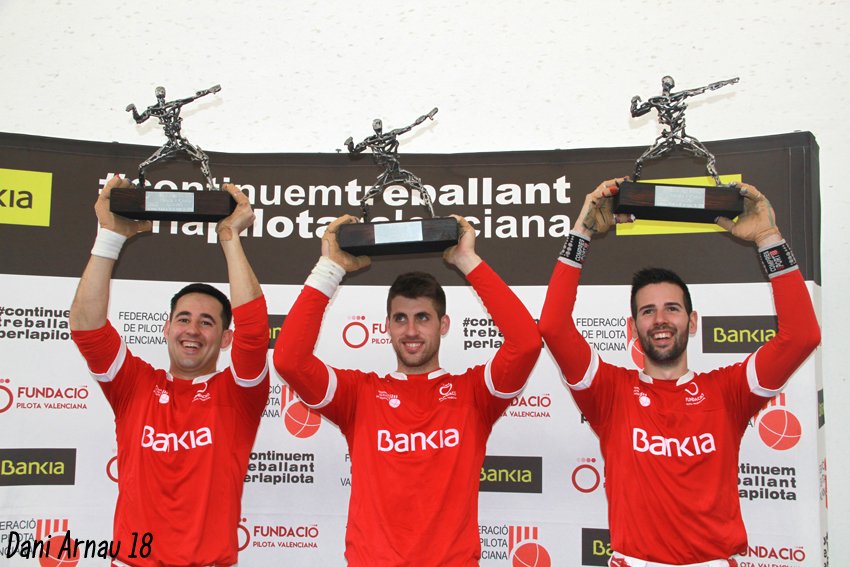 <a href="/Rodri_pereroc23/">rodrigo sebastia</a> Jesús i <a href="/carlosgnvs/">Carlos Sanchis Pou</a> guanyen una final molt emocionant i igualada de la #LligaEscalaiCorda #pilotamola escoladepilota.blogspot.com.es/2018/03/mascle… <a href="/Pelayotrinquet/">Trinquet de Pelayo</a>