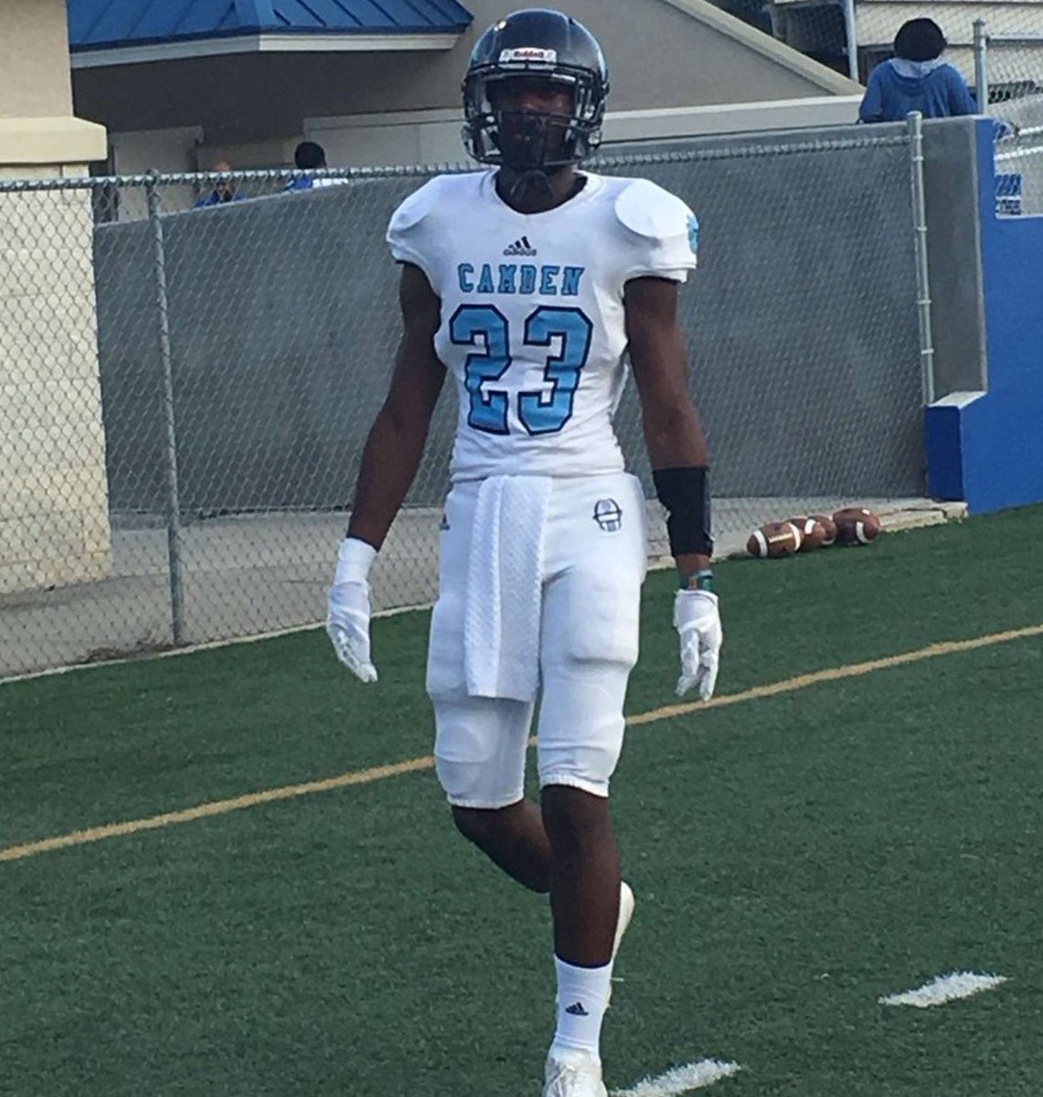 SouthernPigskin's tweet photo. This IS NOT @calvinjohnsonjr in high school. BUT @loganberryhill1 has his body. Logan also ran a real 4.56 at #ESPFC. Tall, fast, strong hands and a great kid. @MercerFootball offered last week. Logan is a big tall WR way under the radar at @CamdenRecruits 9️⃣1️⃣2️⃣🏈 https://t.co/kkB0iBzaon