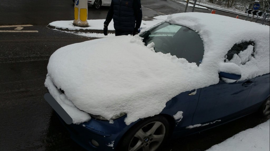 DorsetTraffic's tweet photo. The driver of this car was issued a £100 fine after failing to adequately clear their vehicle so they could see out of it. The snow on the roof was 3 inches deep. 

Please remember to clear you car completely, including the lights. 🤦🏻‍♂️ https://t.co/aEOjyIHdcs