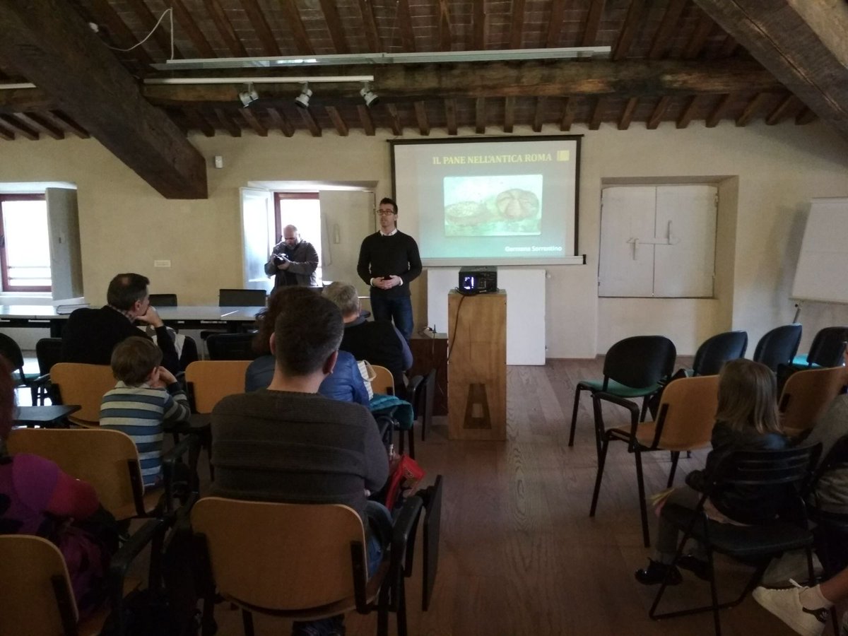 GamMassarosa's tweet photo. Ecco tre dei nostri #archeologi che ci parlano di alcuni dei cardini dell'#alimentazione dell'antica #Roma #ilgustodiraccomtarelastoria @FrancescoGiEmme @Germana_84 e andrea Samueli #labrilla https://t.co/PboSLNyLwi