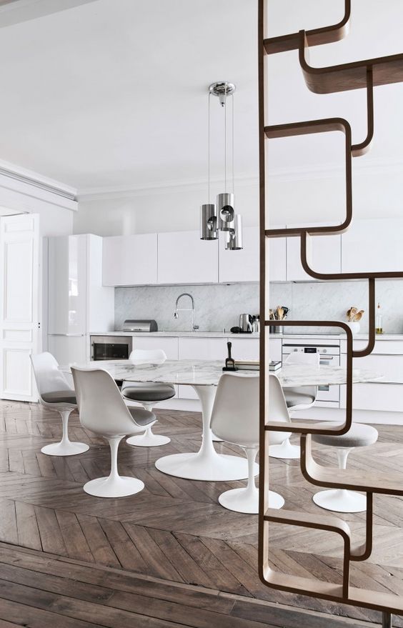 Pièce iconique du design de l'Est, ce claustra de Ludvik Volak est parfait pour diviser sans cloisonner ! 
©Ideat
#modernhome #interior123 #interiordesire #interiorstylist #houseenvy #midcenturymodern #design #housegoals  #interiordesign