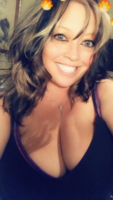 1 pic. Just keep on, keeping on! #savannahphair #bignaturals #cleavagefordays #blueeyedmilf #bbw https://t