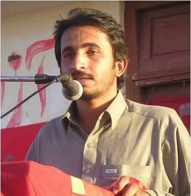 flybeyound's tweet photo. Zahid Baloch is in #Pakistanitorturecell from last four years. He was abducted by #Pakistanisecurity on 18 March, 2014. Son and wife of  #ZahidBaloch asking international community for his safe recovery .
#SaveZahidBaloch 
#SaveBSOAzadLeaders 
@UN
@amnesty 
@UN_Spokesperson https://t.co/D39aOmWm9i