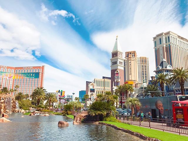 sweetestescaper's tweet photo. Adios Vegas! Iโm sure weโll see each other again soon! @vegas #vegas #lasvegas #vegasnow #lasvegaslifestyle #vegasmag #vegasdotcom @vegasenvy @onlyvegas @losangeles_lasvegas @cityoflasvegas #clouds #bluesky https://t.co/ebtLyzIntA