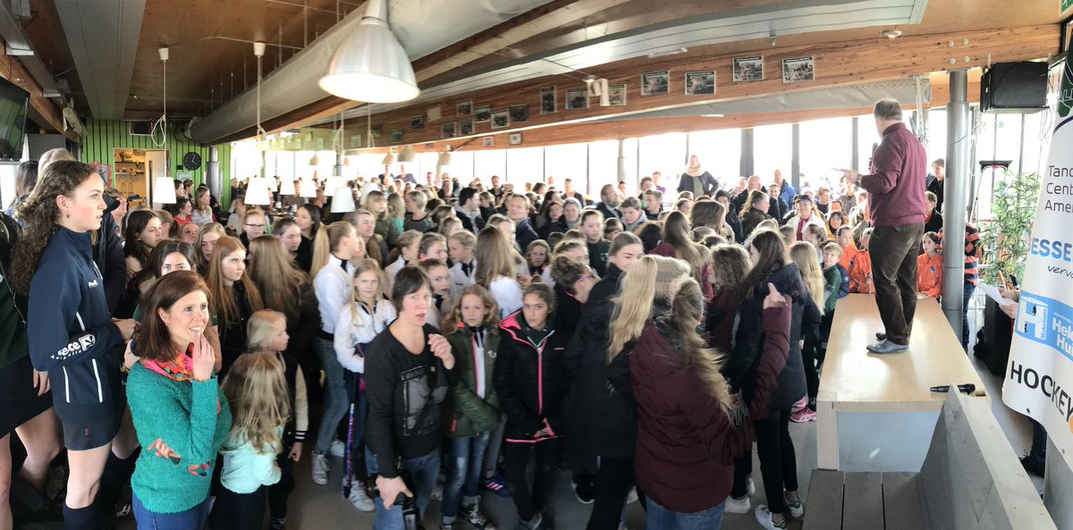 Buijtelaar's tweet photo. Zojuist de zaalhockeykampioenen van @HCEemvallei gehuldigd en de vele vrijwilligers bedankt voor hun bijdrage aan de Grote Club Actie: voor €20.000,- aan loten verkocht (en daarmee de 2e club van NL). 👍🏼 https://t.co/4uwnM9arXf