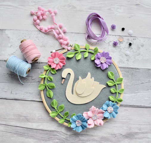 A Swan-belivable make from very own <a href="/KatieSkiltonUK/">Katie Skilton</a> 😁👍 Discover how to make this wall art piece here: bit.ly/2DhnpW5 #wallart #homedecor #crafts #artsandcrafts #felt #makersgonnamake