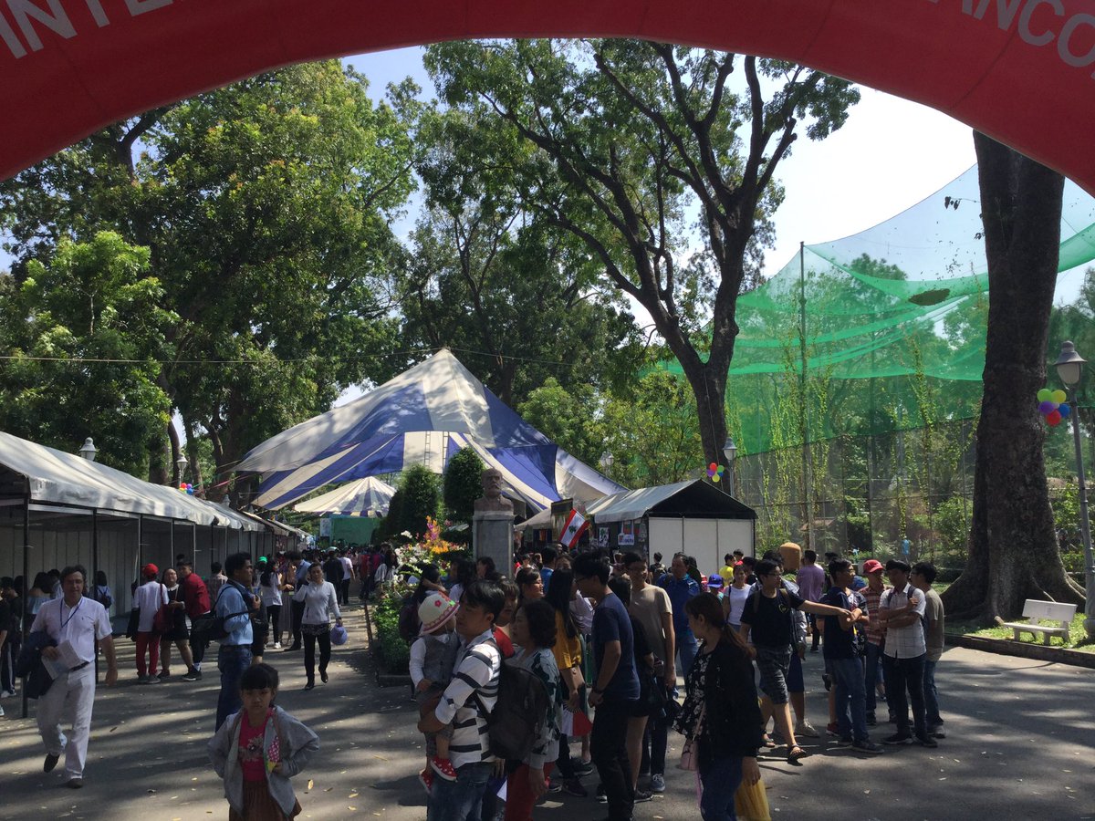 HerveBarraquand's tweet photo. #mon20 mars au jardin botanique à Ho Chi Minh Ville : 45 kiosques, 5 000 personnes dans la Journée. Qui dit mieux ? @OIFfrancophonie https://t.co/hET1lD48qW