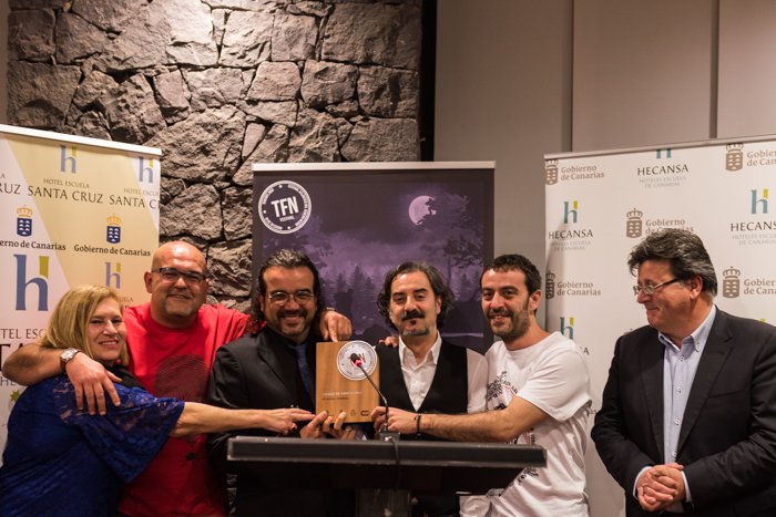 TenerifeNoir's tweet photo. Fotos de la entrega del IV Premio Ciudad de Santa Cruz a Carlos Augusto Casas por su novela 'Ya no quedan junglas adonde regresar' (@MAREditor). ¡Muchas felicidades, @riquitiquitabi3 y también a los tres finalistas: @AlexisRavelo1, @JuanjoBraulio y @sr_hueso! #TenerifeNoir2018 https://t.co/FiYTbEzn13