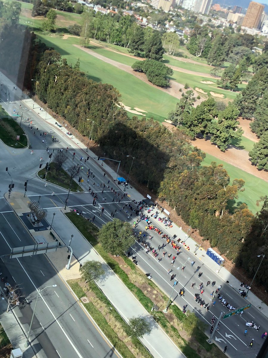MWalshLA's tweet photo. Marathoners passing Los Angeles Country Club #BeverlyHills #gorunla https://t.co/J6DETNlfnZ