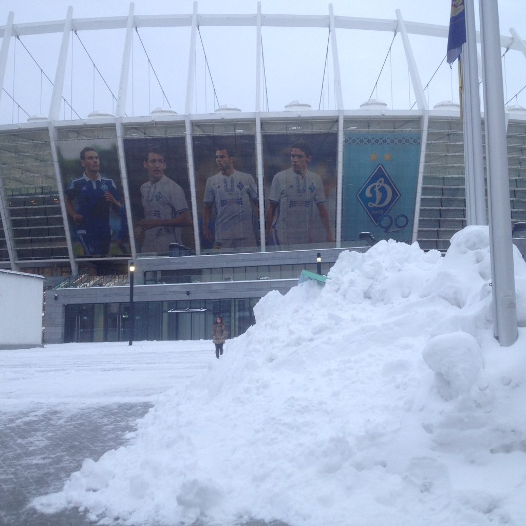 skichko2plus2's tweet image. Біля НСК Олімпійський кучугури у людський зріст, але я та Едуард Цихмейструк вже тут. Динамо - Ворскла на @2plus2tvchannel вже незабаром!