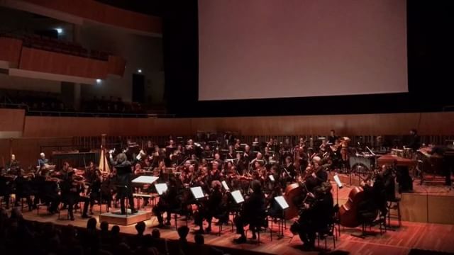 operadebordeaux's tweet photo. #final de la #guerredufeu #Quest4fire de Jean-Jacques Annaud. La première édition du festival #cinenotes s’achève sur la musique de Philippe #Sarde magistralement interprétée par l’ Orchestre National Bordeaux Aquitaine #ONBA et le Chœur de l’Opéra National de Bordeaux, à la dire https://t.co/AgSd0xEldG