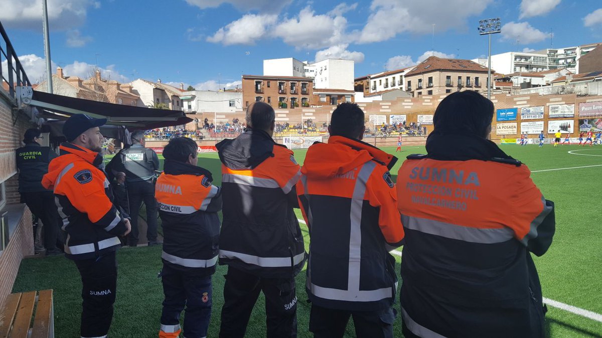 Pcnavalcarnero's tweet photo. Continuamos la tarde, cubriendo el partido de futbol del  Cda Navalcarnero contra el Talavera de la Reina https://t.co/jQOYAJRkgw