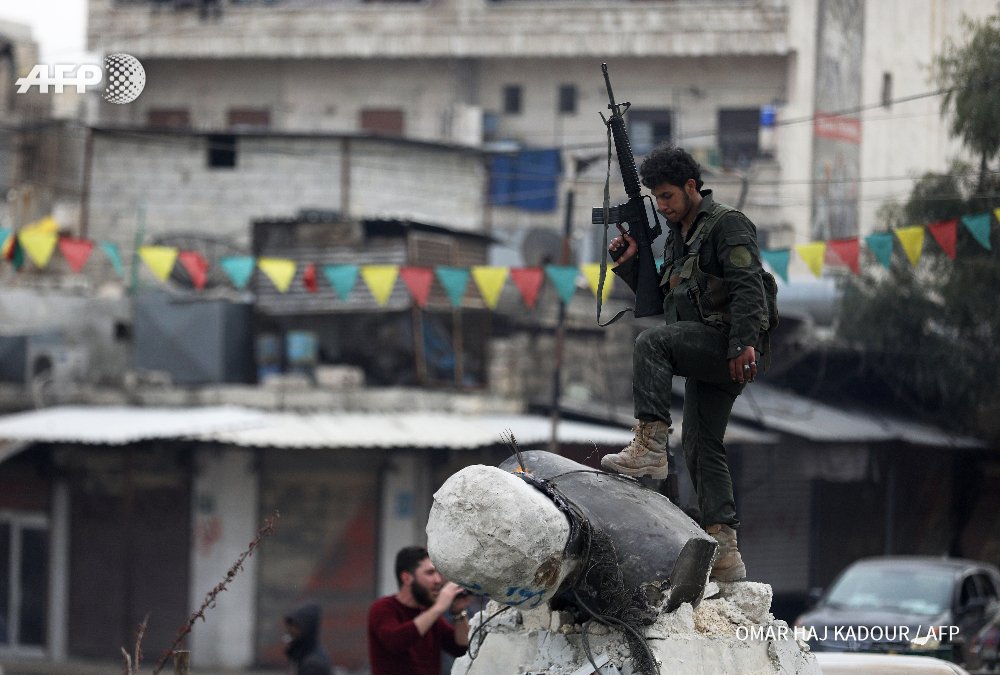 fgeffardAFP's tweet photo. SYRIA - The statue of Kawa, the Kurdish mythical figure behind the celebration of #Newroz, has been destroyed by Turkish-led forces in Afrin
📷 @Kilicbil @omar_hajkadour
#AFP #OliveBaranchOperations https://t.co/BtMOxUv6pI