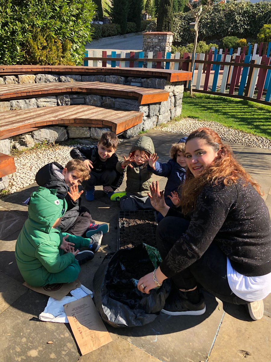 Minik eller iş başında...Baharın gelmesiyle birlikte tavşanlar sınıfı dereotu ektiler, sabırsızlıkla büyümesini bekliyorlar.👍 @mugeatabora <a href="/guralper/">Alper GUR</a> <a href="/RaufAkan/">Rauf Akan</a> <a href="/AliRizaLule/">Ali Rıza Lüle</a> <a href="/mehmetsaritas/">Mehmet Sarıtaş</a>