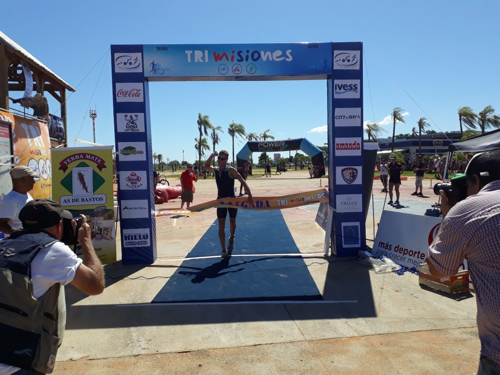 TRIARG's tweet photo. ¡Rafael Noguera y Nazarena Salinas festejaron en Posadas!
Las fotos de los ganadores del #Triatlón de Misiones. https://t.co/6gXsrf2abz