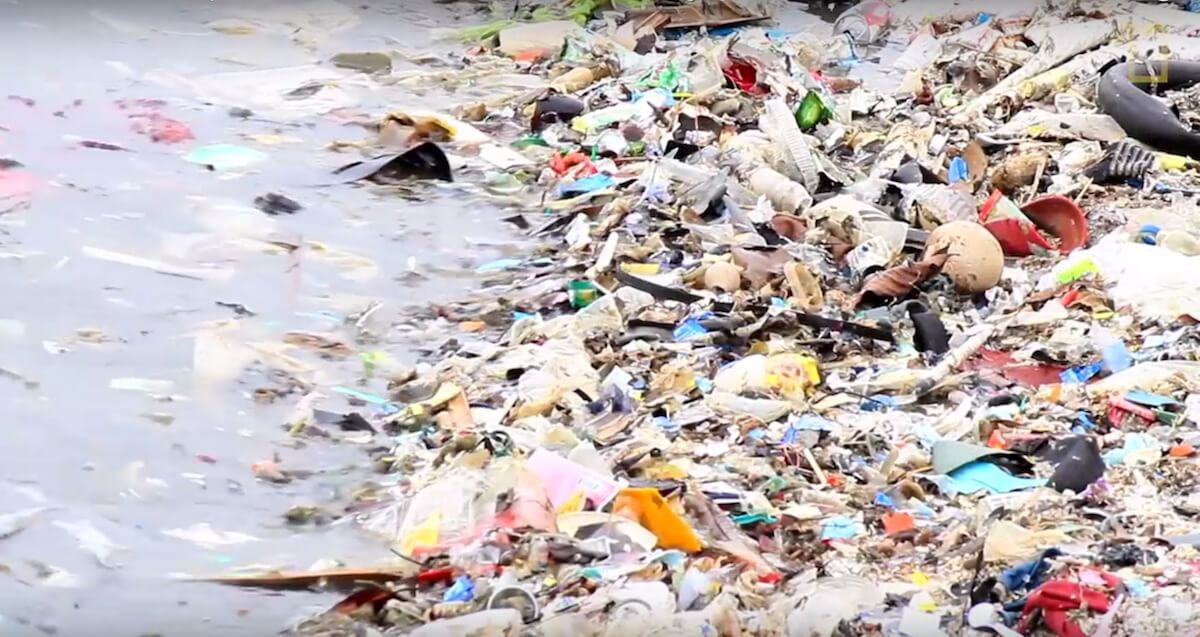 [#vidéo]La pollution plastique empoisonne la Terre 🌏goo.gl/TqoaUN
✅on adopte les bons gestes du tri pour recyclage ♻
✅on refuse les ustensiles et objets jetables 🥤
✅on fait pression sur les fabricants ✊
✅on aide à nettoyer
#stopplastique