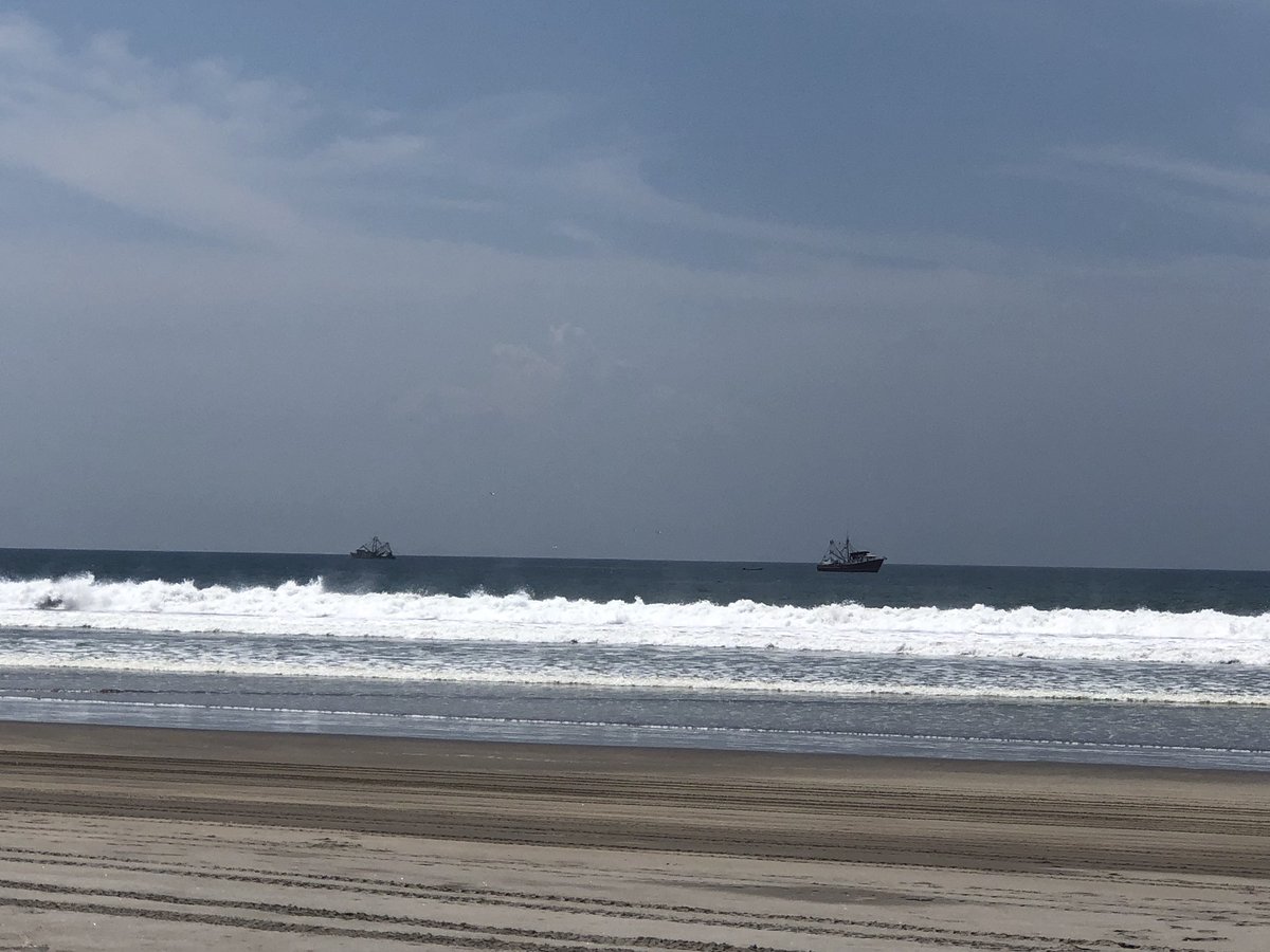 javier_gomezch's tweet photo. @MARN_SV barcos camaroneros a menos de 300 mts de la orilla en la Costa del Sol, eso no es permitido! https://t.co/sibpN6dZzx