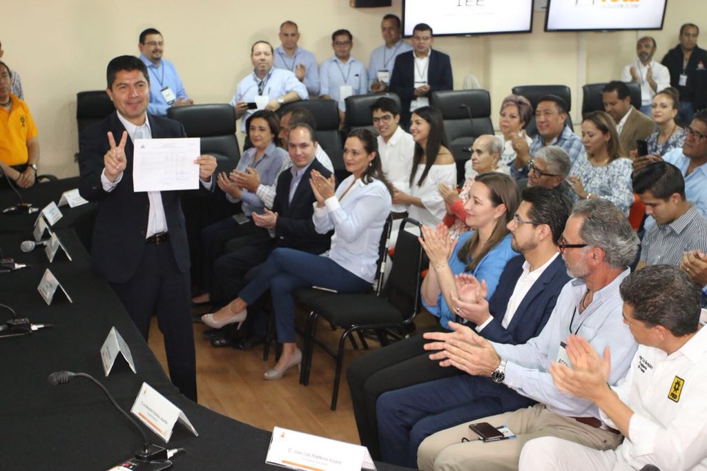 JesusGilesC's tweet photo. Un gusto poder acompañar a @eduardorivera01  en su registro como candidato a Presidente Municipal de la capital poblana. No tengo duda que @AccionNacional está más fuerte y unido que nunca ¡Enhorabuena! #LaloAlFrente https://t.co/h0RDAymN1F