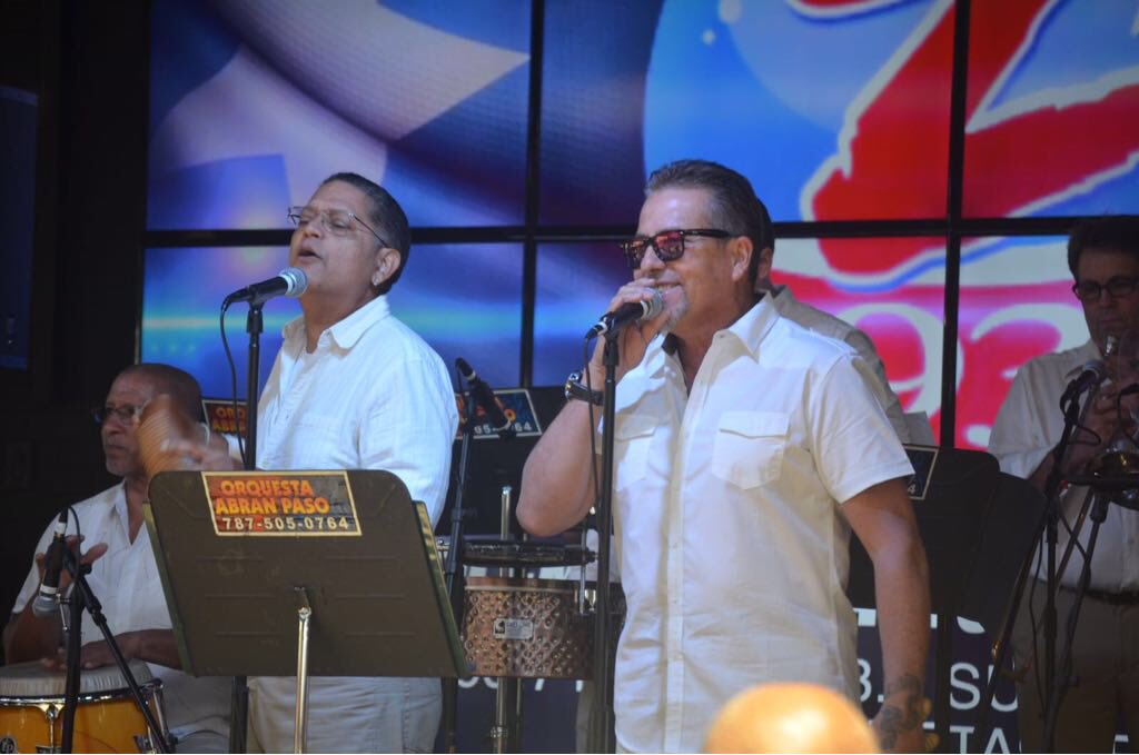 zeta93fm's tweet photo. ¡Se formó la fiesta en el Día de la Salsa! #DNZ2018 #ArenaLivePR https://t.co/hx2u2nkirt