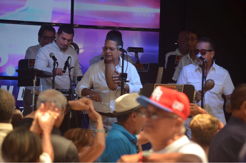 zeta93fm's tweet photo. ¡Se formó la fiesta en el Día de la Salsa! #DNZ2018 #ArenaLivePR https://t.co/hx2u2nkirt
