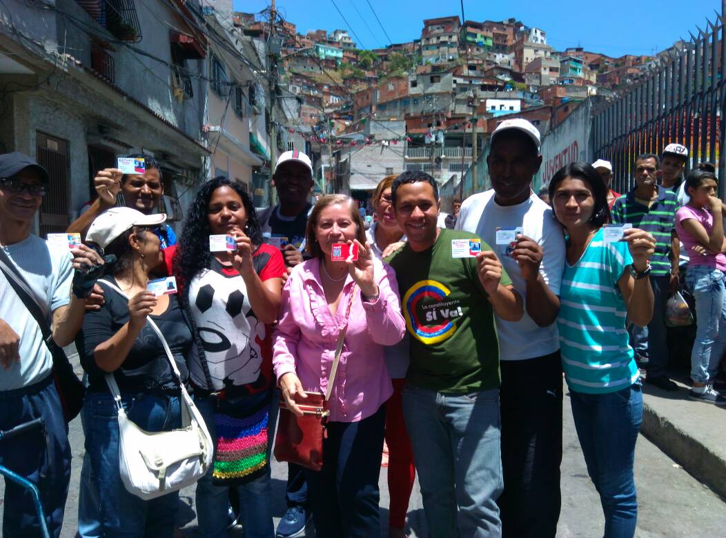 salainass's tweet photo. Pueblo chavista participa en carnetización del @PartidoPSUV desde la parroquia #ElValle @magallyvina @DPresidencia @NicolasMaduro @ConCiliaFlores #VenezuelaVaPaLante https://t.co/6fBVw9Kh7u
