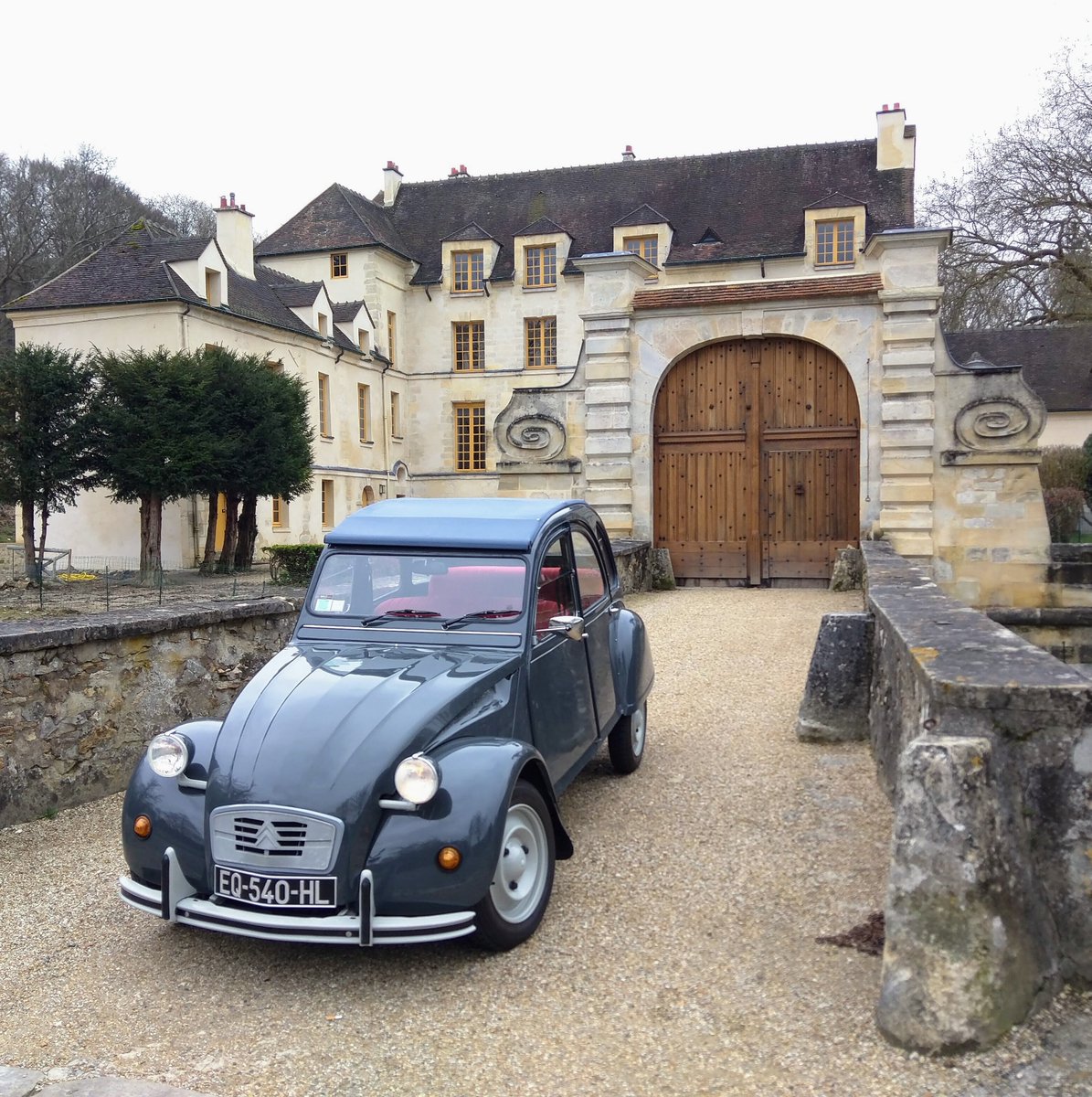 MarcJonemann's tweet photo. Château du Pont, Louveciennes
#Louveciennes #Citroen2cv #Citroen #2cv #deudeuche #voitureancienne #voituredecollection #VoituredePrestige #auto #automobile #retro #vintagecar #carphotography #vieillevoiture #classiccar https://t.co/9OqRv8O7C6