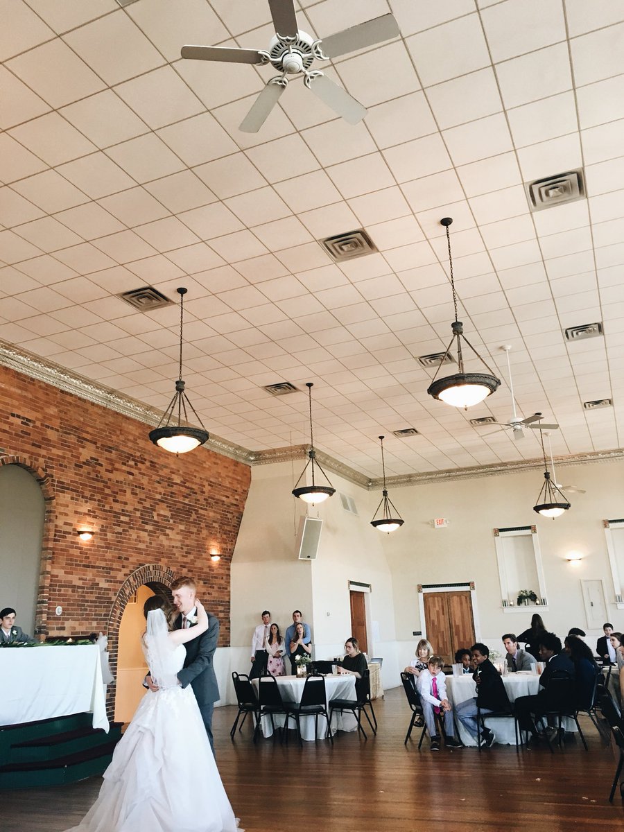 elrod_abby's tweet photo. yesterday was the best day of my life. I love my husband. 😍 (and my sweet, sweet friends) https://t.co/su0hPNSM54