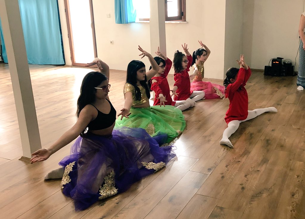 DansDurga's tweet photo. 24 Haziran’da olacak “Lotus” gösterimize renk katmaya hazırlanan minik dansçılarımız... Kaçırmayın derim😁 https://t.co/p9Lu7NEWgV