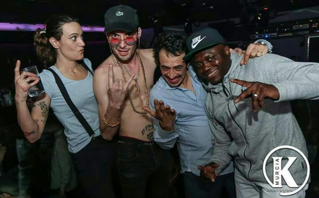 NoEsPhotoshop's tweet photo. No es Photoshop, son los de las hipotecas a tipo fijo con Lory Money de fiesta en Murcia. https://t.co/lscf85VHzu