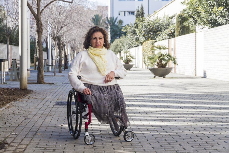 La_Directa's tweet photo. #INDIRECTA | @jomompeo: "L’Opus Dei va ocultar els perills de la talidomida". @AlexRomaguera entrevista una de les 20.000 víctimes d'aquest medicament. Coneixereu una lluita revestida de coratge i dignitat. Foto de @guye89 https://t.co/cV8n7KKpMp #DIRECTA448 https://t.co/pcpNFtLq4Y