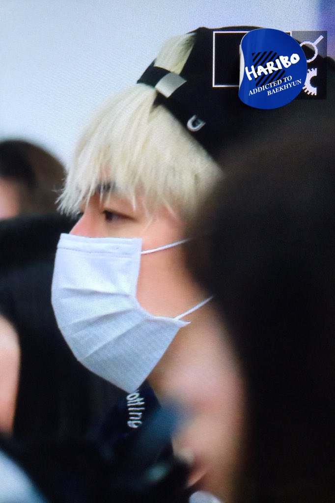 ShinersBR's tweet photo. [#PREVIEW] 18.03.18 Aeroporto de Bangkok - Baekhyun | cr. Haribo https://t.co/dwAqTED6sA