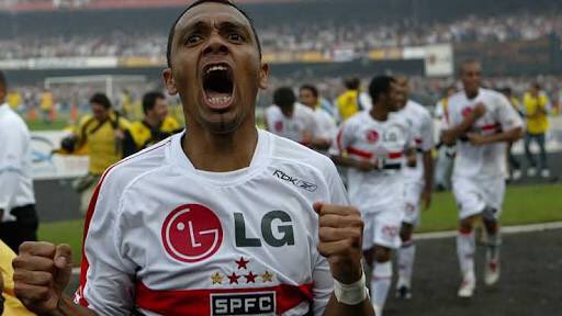 O atacante Leandro comemora com o time do <a href="/SaoPauloFC/">São Paulo FC</a> o título do Campeonato Brasileiro de 2006