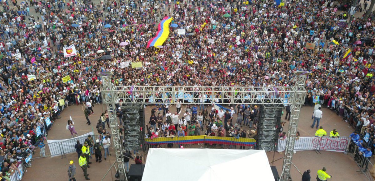 petrogustavo's tweet photo. Manifestación en Soacha. No más violencia política, no más falsos positivos ni una juventud para la muerte. Queremos una juventud para la vida y el saber. No más segregación social. Que ninguna  madre tenga miedo en el día por si regresan o no sus hijos. Vamos por una Era de Paz https://t.co/35ZDfngHfh