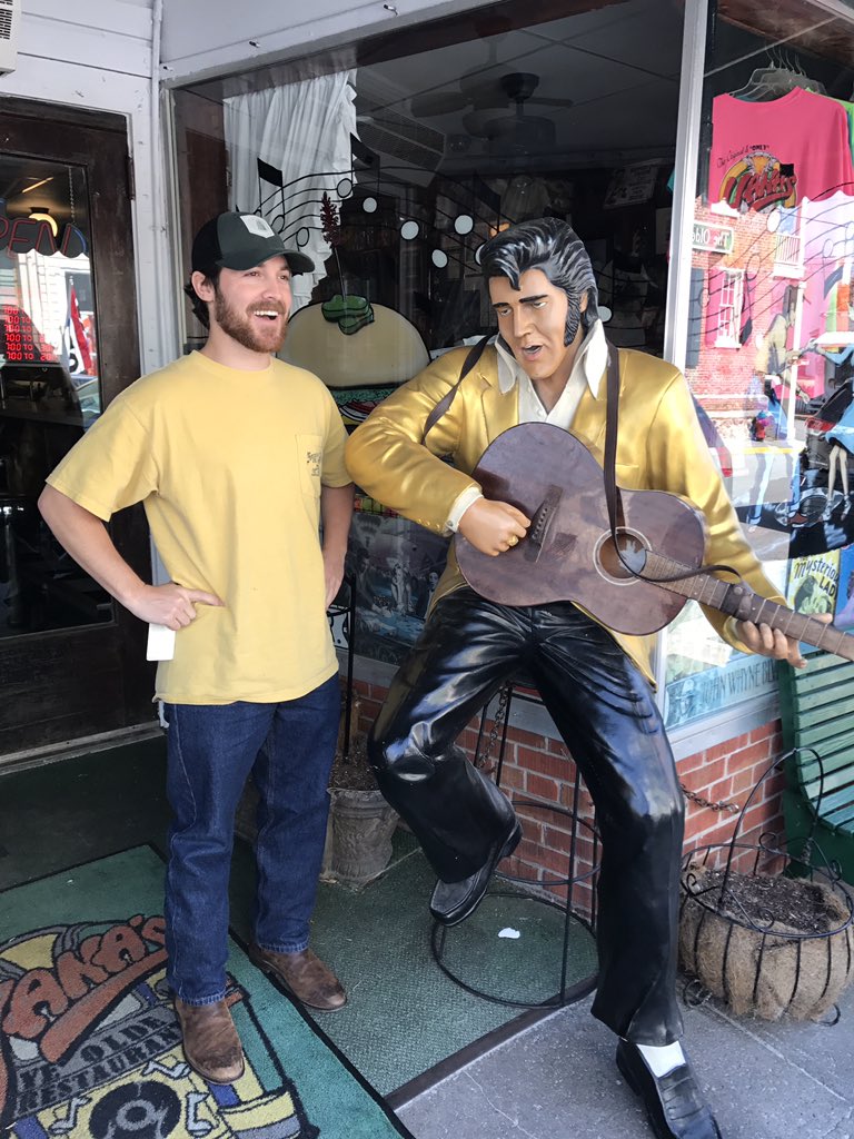 whereveritlands's tweet photo. A tour of #EmeraldIsle consisted of a history lesson at #FortMacon, brunch alongside #Elvis at a favorite local cafe, and spending time poolside. https://t.co/NDg2NvOOsd