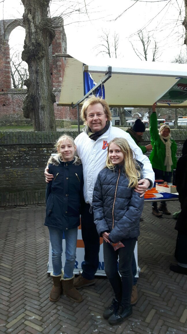 Democratie is voor mij samen met mijn kinderen in vrijheid campagne voeren op de markt in Bergen nh! #VVD #gemeenteraadsverkiezingen <a href="/bvantwout/">Bas van 't Wout</a>