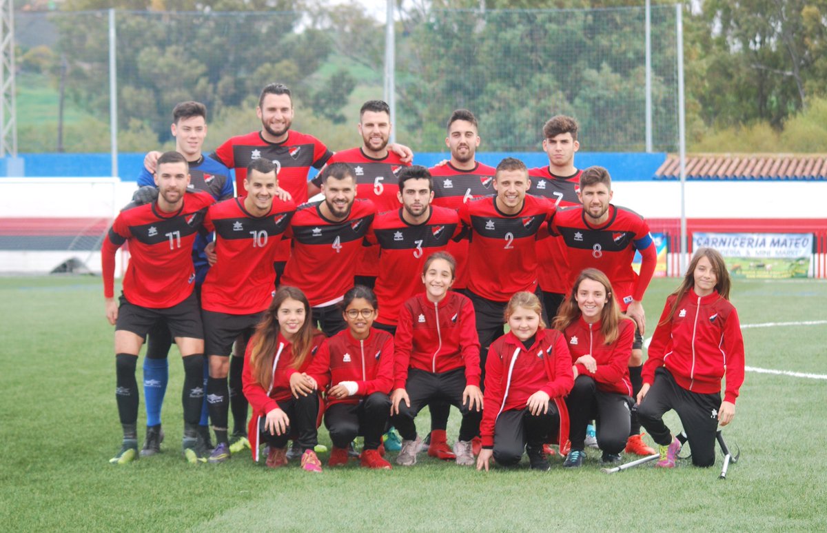 UdSanPedro's tweet photo. #CanteraUDSP: Esta mañana algunas de las jugadoras del primer equipo femenino de la #UDSanPedro han acompañado a los jugadores del primer equipo como reconocimiento después de que en el día de ayer pusiesen fin a su primera temporada.
¡Enhorabuena!
#OrgulloSampedreño 🔴⚫️ https://t.co/tpajPXJQjG