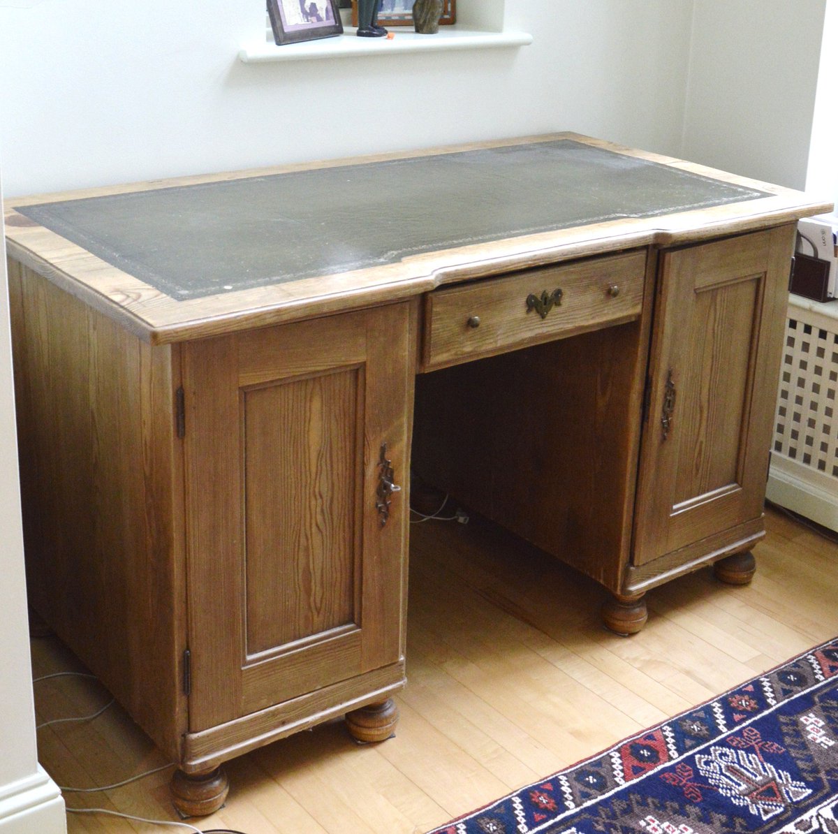 righttime_2sell's tweet photo. Check out! https://t.co/N76OXd4JEd ANTIQUE PINE DESK #antiques #Interiors #furniture via @eBaySellers_UK https://t.co/bpU5h4gwMY