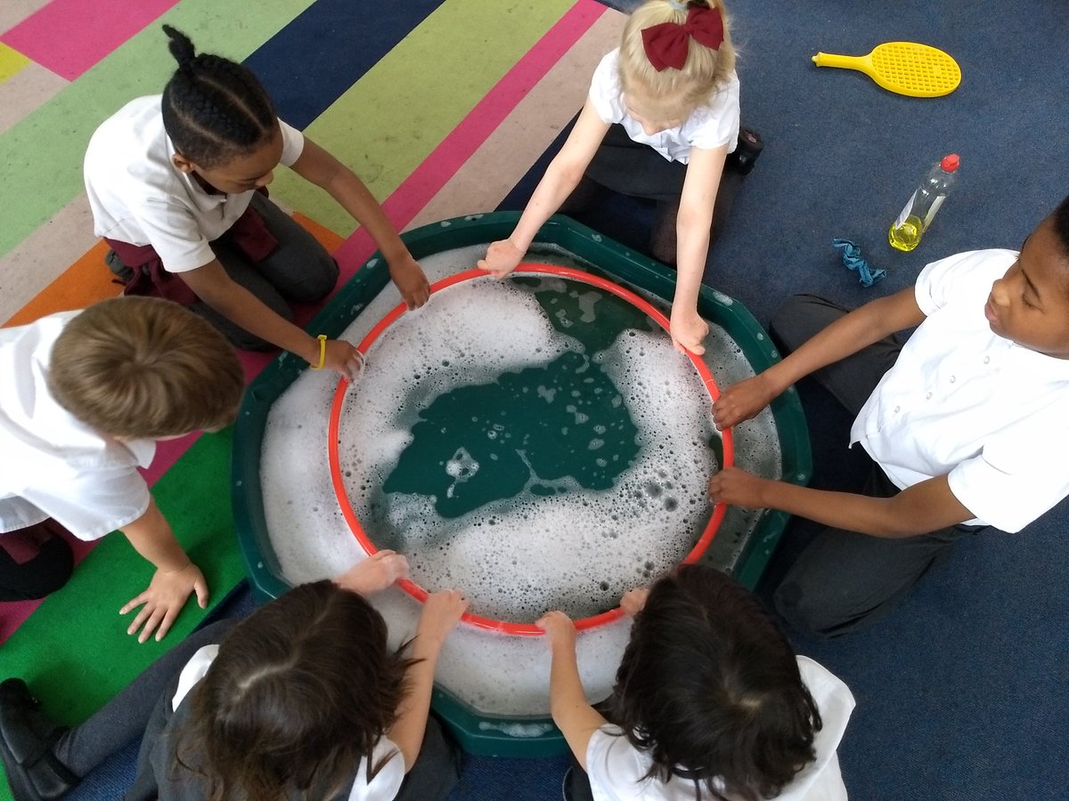 St_JamesYear2's tweet photo. How big can a bubble be? What shapes can bubbles be? What colours can bubbles be? 
#bubbleexperiment #bubbles #learning #experimenting #investigating #ScienceWeek2018 https://t.co/J5ipfdaaXD