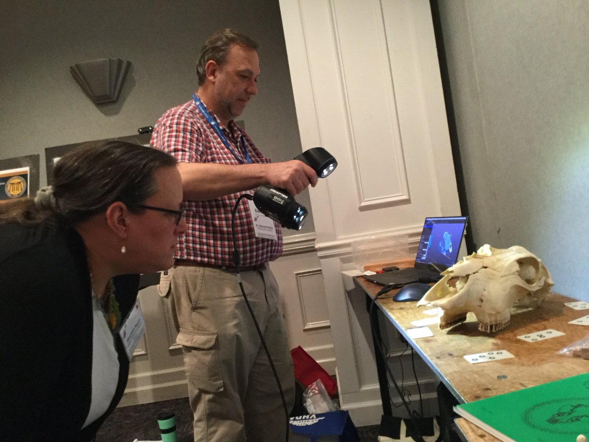 VCLatVCU's tweet photo. 3D scanning a pathological cow skull #virtualcurationlab #vmnharchaeology #maac2018 https://t.co/apPUMgqQWV