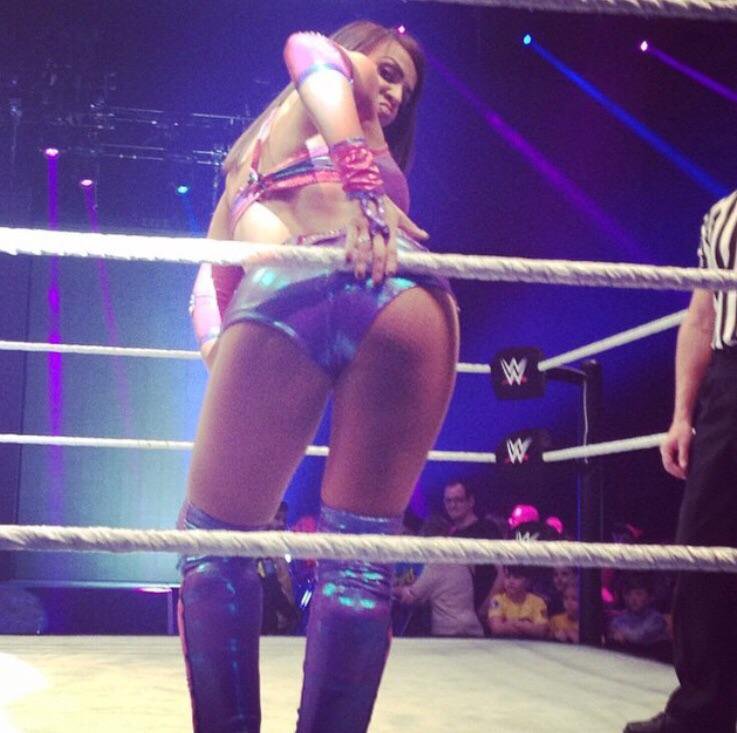 Layla endorses twitter account dedicated to her butt