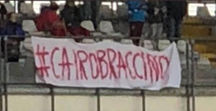 stefuzcamacho's tweet photo. Fai rimuovere anche questo #cairobraccino https://t.co/0O6Bt6DV5B